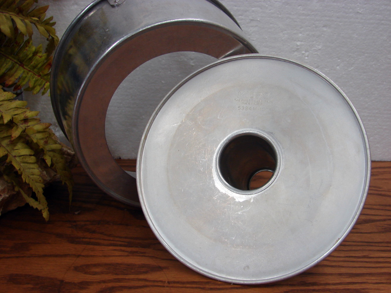 Vintage Mirro Aluminum Bundt Angel Food Cake Pan w/ Handle - Image 2