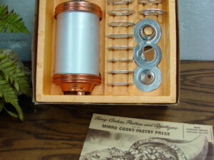 Wilton Cookie Pro Ultra II Cookie Press Gun w/ Discs Like New in Box, Moose-R-Us.Com Antiques Collectibles Log Cabin Decor