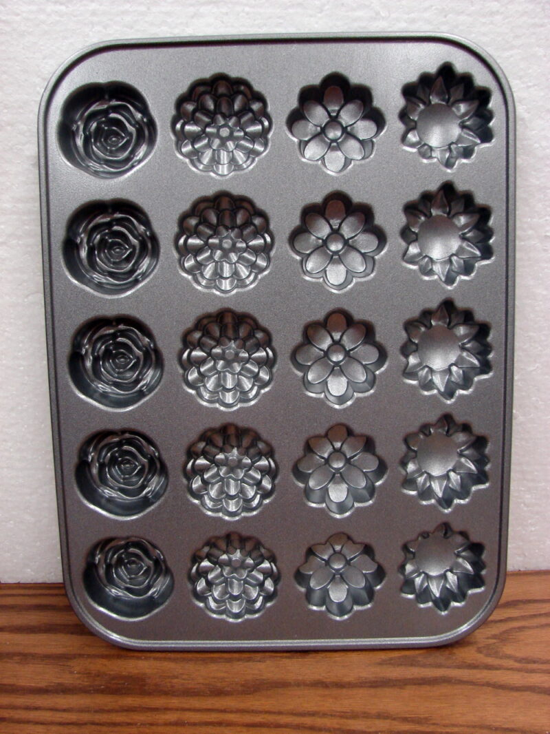 Gray Nordic Ware Heavy Duty Cast Aluminum Petits Fours Cake Pan Flowers, Moose-R-Us.Com Antiques Collectibles Log Cabin Decor
