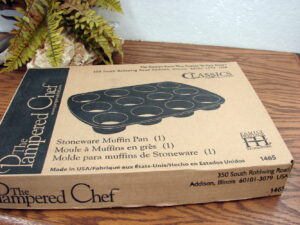 Brand New Pampered Chef Family Heritage Stoneware 12 Cupcake Muffin Pan #1465