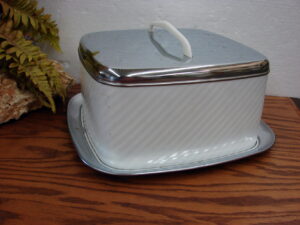 Vintage Regal Ware Aluminum Cake Carrier Pan w/Locking Lid USA 2 Finger Knob, Moose-R-Us.Com Antiques Collectibles Log Cabin Decor