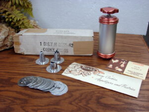 Vintage Original Mirro #355 Cookie Cooky Press Skinny Reservoir Complete Tube Box Recipes