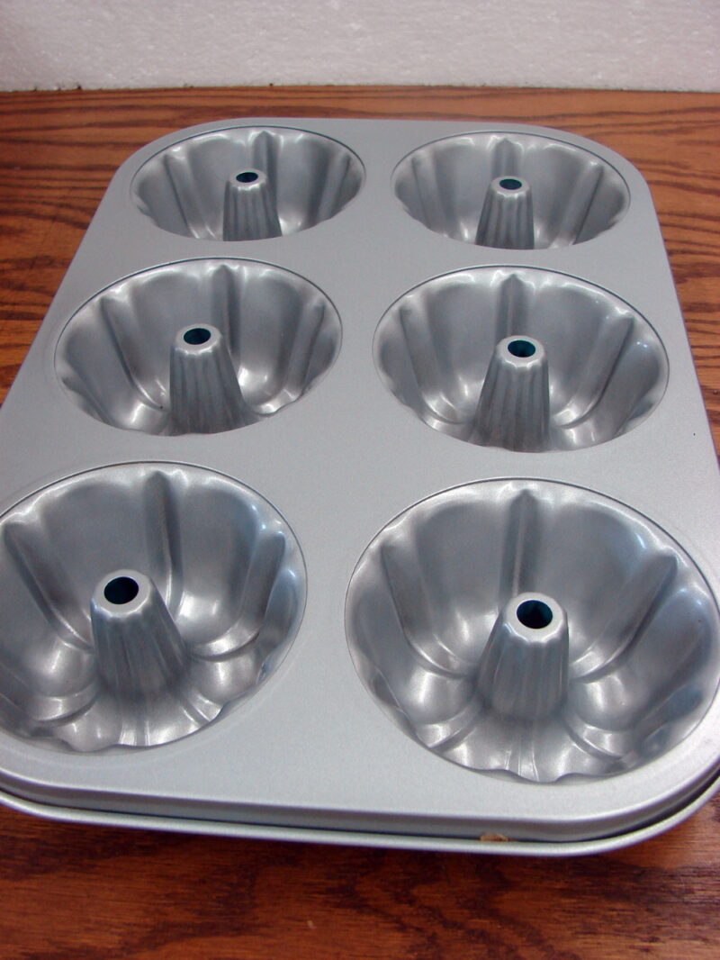 Pampered Chef Mini Bundt Cake Pan Turquoise Blue Carbon Steel, Moose-R-Us.Com Antiques Collectibles Log Cabin Decor