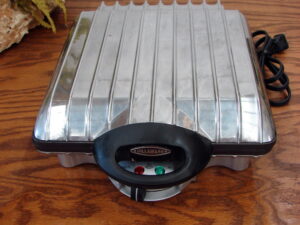 VillaWare Electric Disney Mickey Mouse Waffler Single #5555, Moose-R-Us.Com Antiques Collectibles Log Cabin Decor