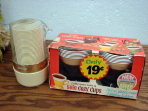 Brand New Retro Solo Cozy Cups Starter Pack and 10 7 oz Cups 2 Lifetime Holders Plus