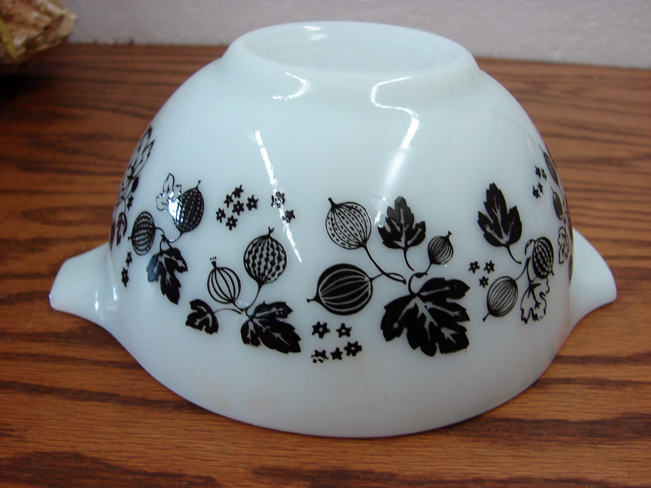 Vintage PYREX Gooseberry Black and White #441 Cinderella Nesting Mixing Bowl - Image 2