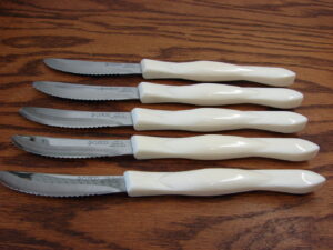 Set/5 Like New Cutco 1759 Serrated Steak Table Knives Pearl White Handle