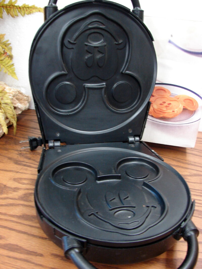 Like New Round VillaWare Electric Disney Mickey Mouse Waffler Single Original Box, Moose-R-Us.Com Antiques Collectibles Log Cabin Decor