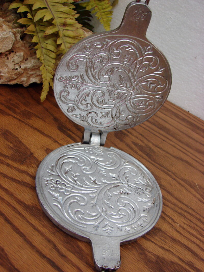 HØYANG #165 Norwegian Pizzelle Cookie Waffle Iron 5 1/2&#8243; Round, Moose-R-Us.Com Antiques Collectibles Log Cabin Decor