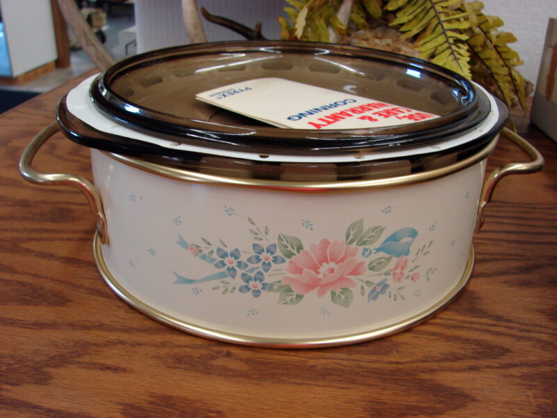 Corning Coordinates PYREX 2 Qt 024 Casserole Dish w/ Lid in Metal Symphony Carrier, Moose-R-Us.Com Antiques Collectibles Log Cabin Decor
