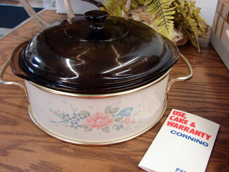 Corning Coordinates PYREX 2 Qt 024 Casserole Dish w/ Lid in Metal Symphony Carrier, Moose-R-Us.Com Antiques Collectibles Log Cabin Decor