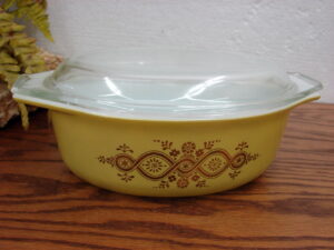 Vintage PYREX Promotional Golden Wreath Gold Accent Casserole #043 /w Lid