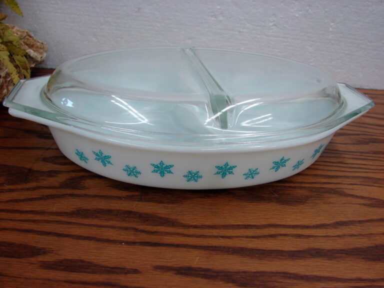 Vintage PYREX White with Turquoise Snowflake Divided 1 1/2 Quart Dish w/ Lid as is