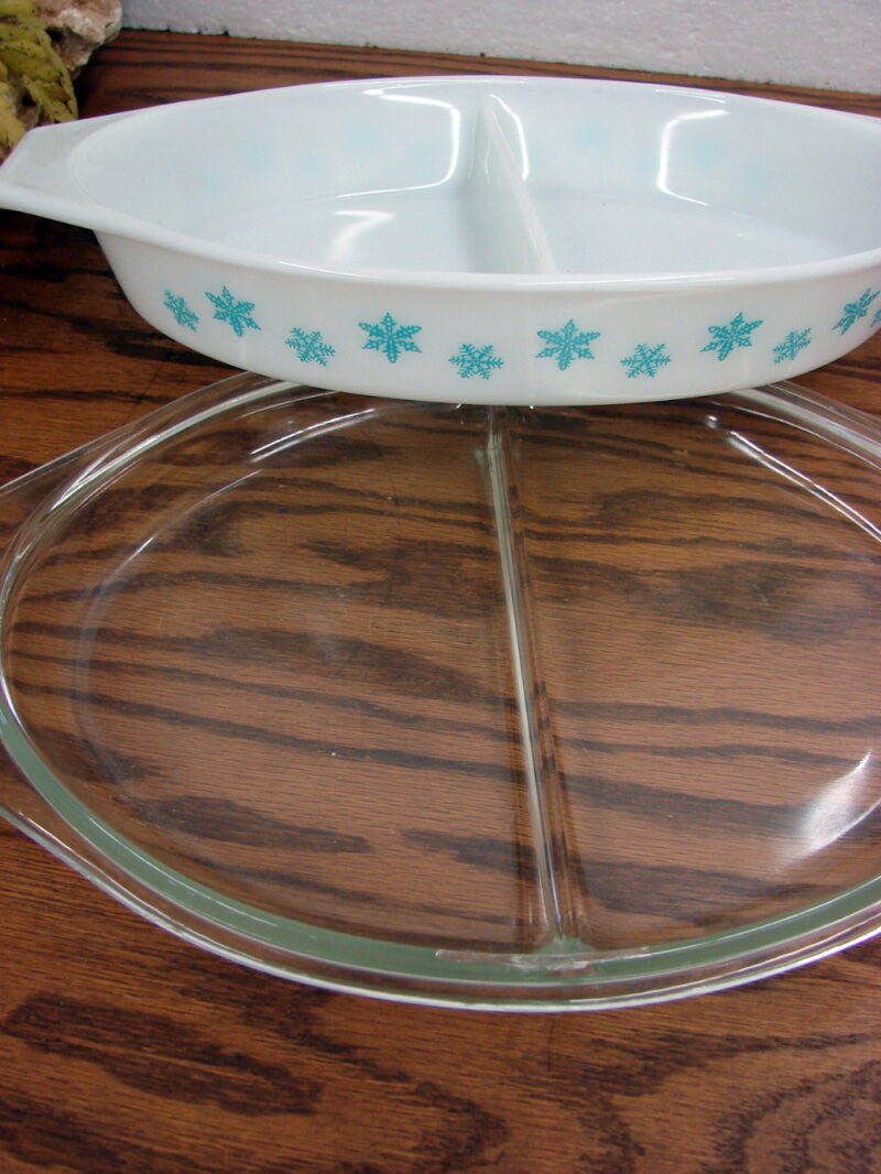 Vintage PYREX White with Turquoise Snowflake Divided 1 1/2 Quart Dish w/ Lid as is, Moose-R-Us.Com Antiques Collectibles Log Cabin Decor