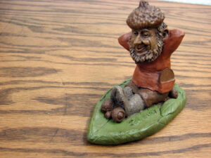 Retired Tom Clark Gnome Jim on Leaf Pecan Resin Figurine 1989 Cairn Studios