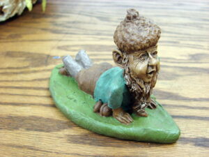 Retired Tom Clark Gnome Slim on a Leaf Pecan Resin Figurine 1989 Cairn Studios