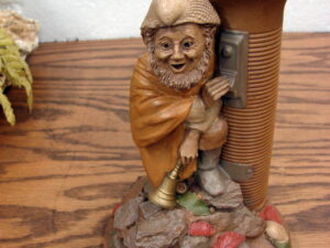 Retired Tom Clark Gnome Stormy Pecan Resin Figurine 1993 Cairn Studios