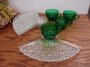 Vintage 8 pc Daisy Button Fan Anchor Hocking Emerald Green Glass Snack Set