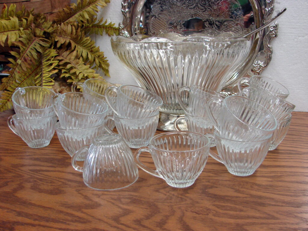 International Silver Co. Crystal Punch Bowl Set w/18 Cups Silver Plated Tray Ladle - Image 5