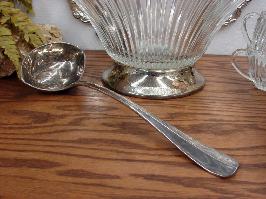International Silver Co. Crystal Punch Bowl Set w/18 Cups Silver Plated Tray Ladle - Image 4