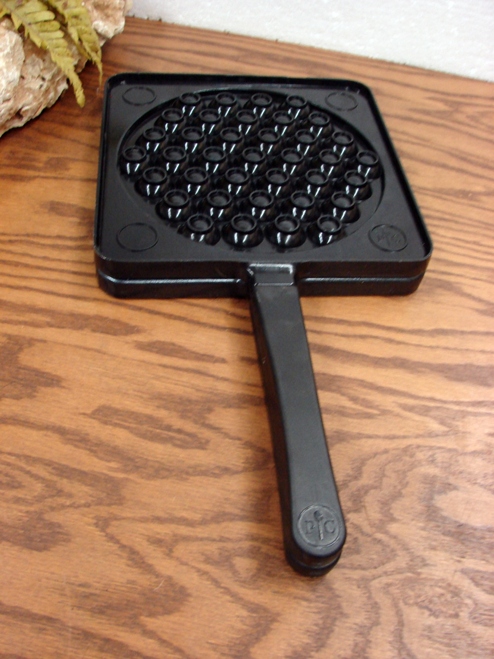 Retired Pampered Chef Waffle Puff Pan Bubble Iron Maker #100080 - Image 2