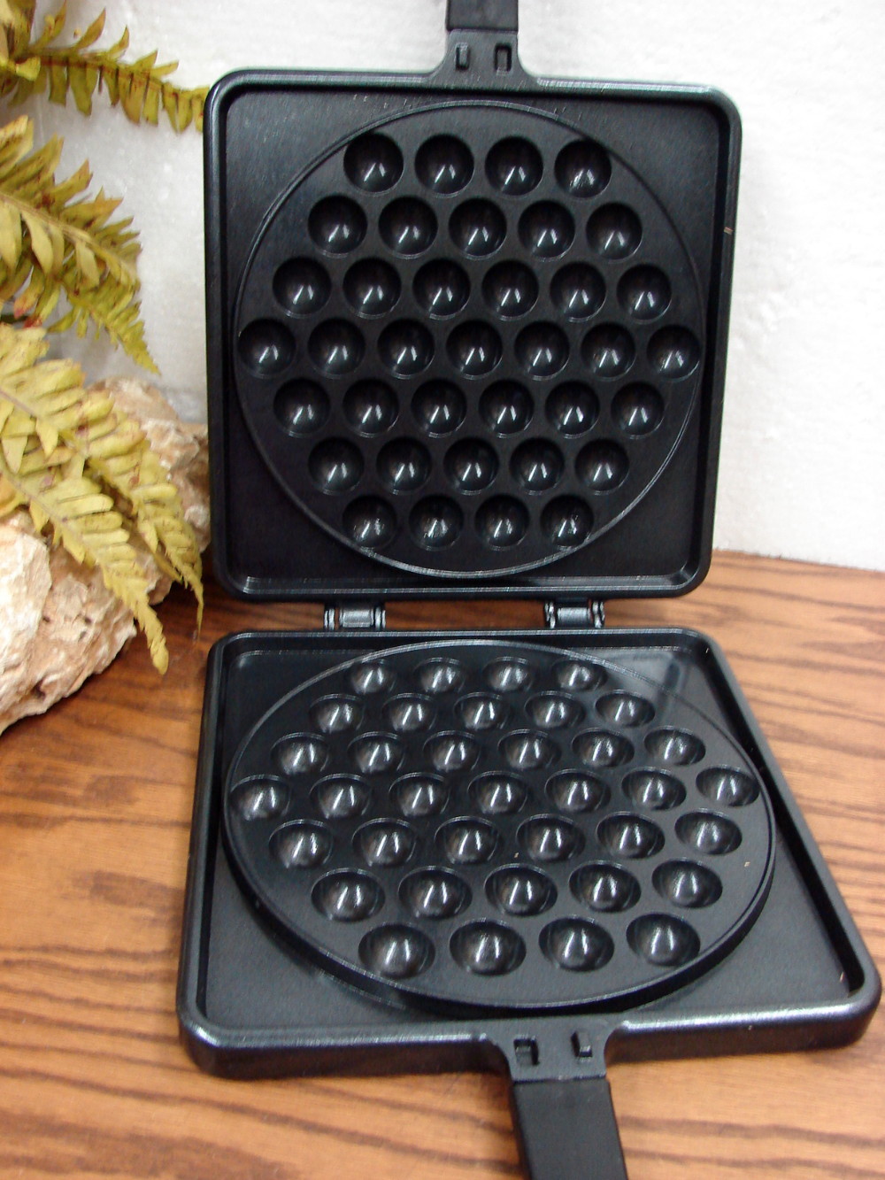 Retired Pampered Chef Waffle Puff Pan Bubble Iron Maker #100080