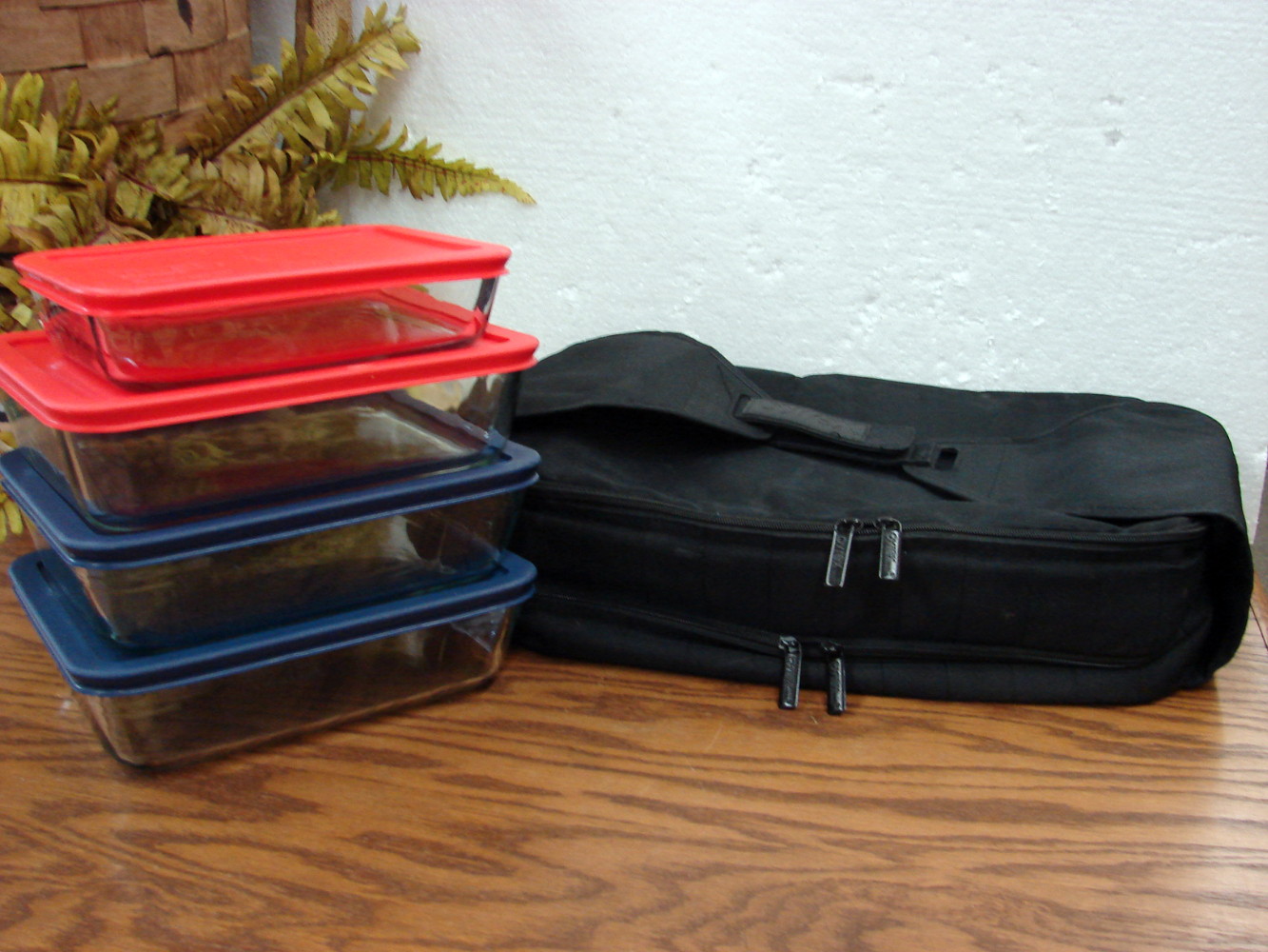 Newer Set/4 Pyrex Glass Storage Containers w/ Lids Insulated Carrying Bag Portables - Image 2