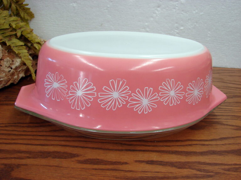 Vintage PYREX Pink Daisy Oval 2 1/2 Qt Casserole w/ Lid #045