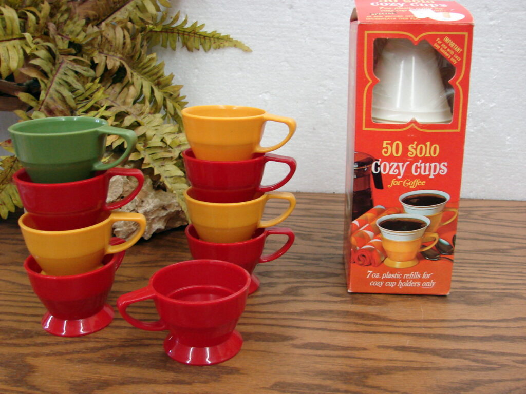 Retro Solo Cozy Cups 9 Lifetime Handles Holders Box of Disposable Cups