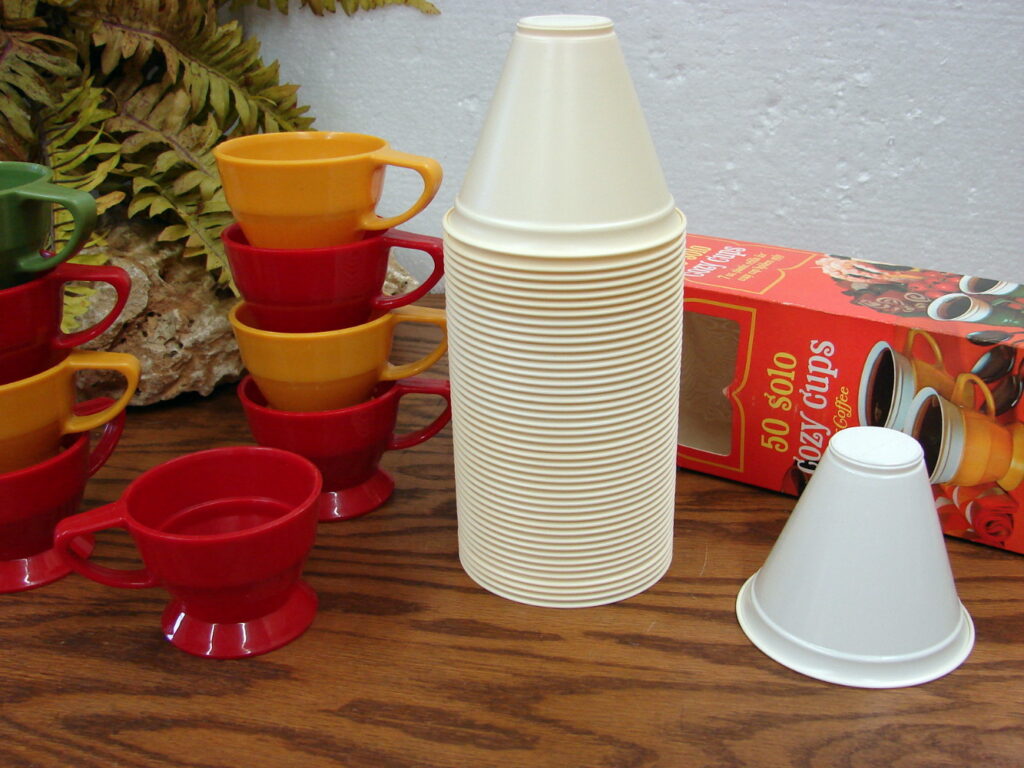 Retro Solo Cozy Cups 9 Lifetime Handles Holders Box of Disposable Cups - Image 2
