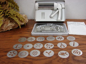 Williams Sonoma Ergonomic Cookie Press With 18 Disks in Tin All Occasions