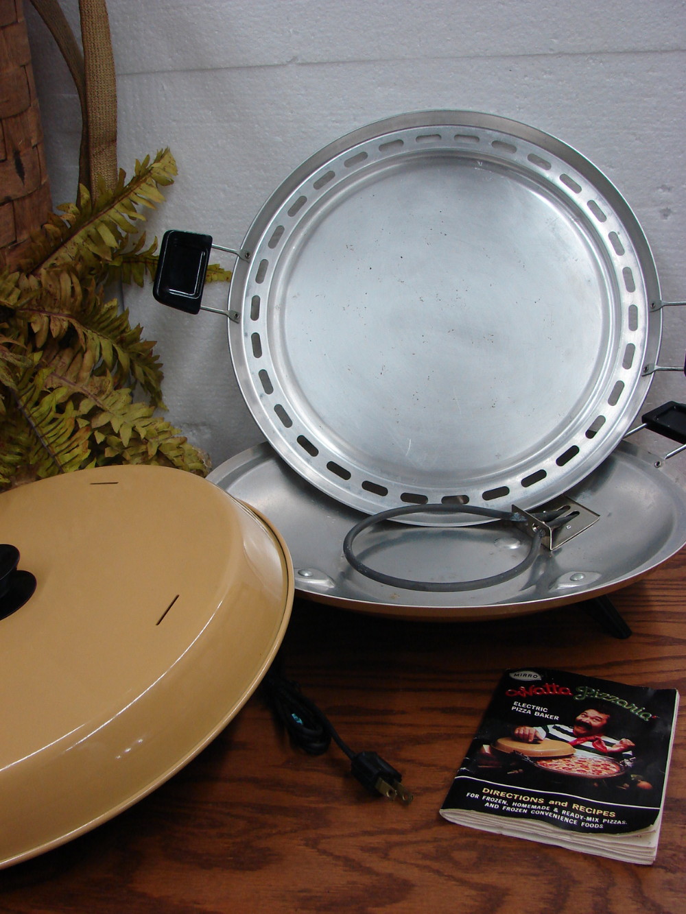 Vintage Mirro Watta Pizzaria Electric Pizza Baker Maker Harvest Gold - Image 2