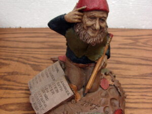 Retired Tom Clark Gnome Lefty Pecan Resin Figurine 1991 Cairn Studios