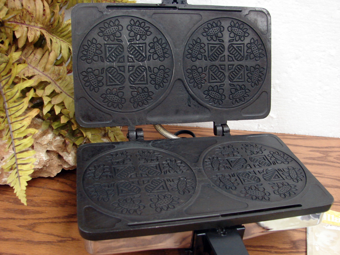 VillaWare Krumkake Baker Electric Non Stick Iron Pizzelle Maker #3900 w/ Recipes - Image 2