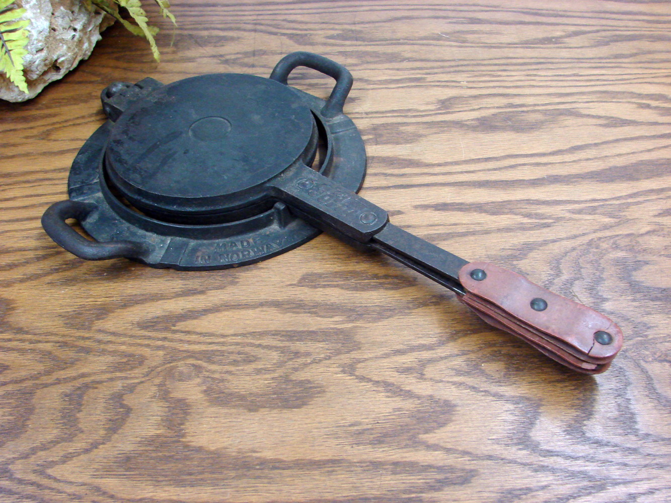 Very Early Vintage JØTUL Cast Iron Krumkake Pizzelle Cookie Press Made in Norway Waffle Iron w/ Base