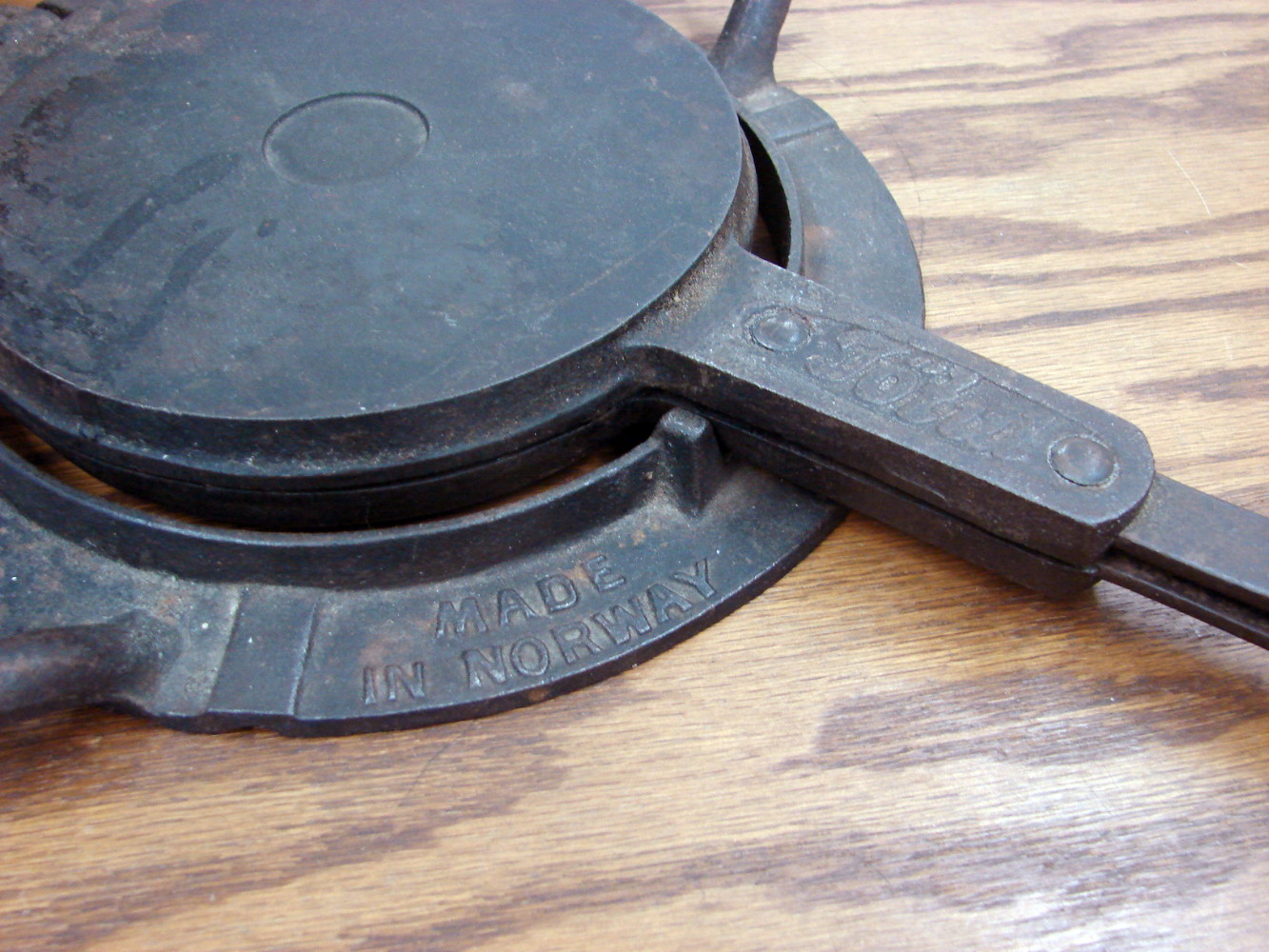 Very Early Vintage JØTUL Cast Iron Krumkake Pizzelle Cookie Press Made in Norway Waffle Iron w/ Base - Image 2