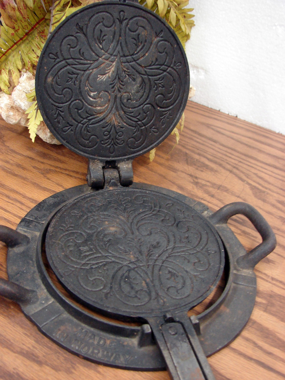 Very Early Vintage JØTUL Cast Iron Krumkake Pizzelle Cookie Press Made in Norway Waffle Iron w/ Base - Image 3