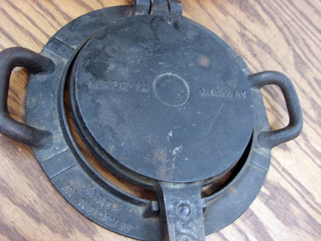 Very Early Vintage JØTUL Cast Iron Krumkake Pizzelle Cookie Press Made in Norway Waffle Iron w/ Base - Image 4
