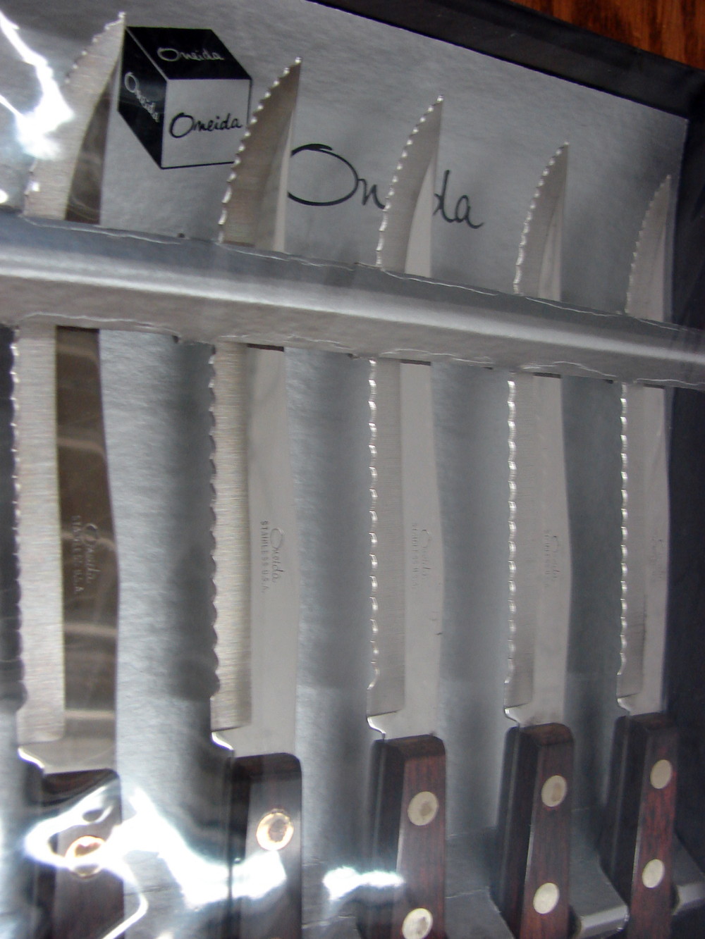 Brand New Vintage Oneida Super Sharp Set/6 Steak Knife Set - Image 2