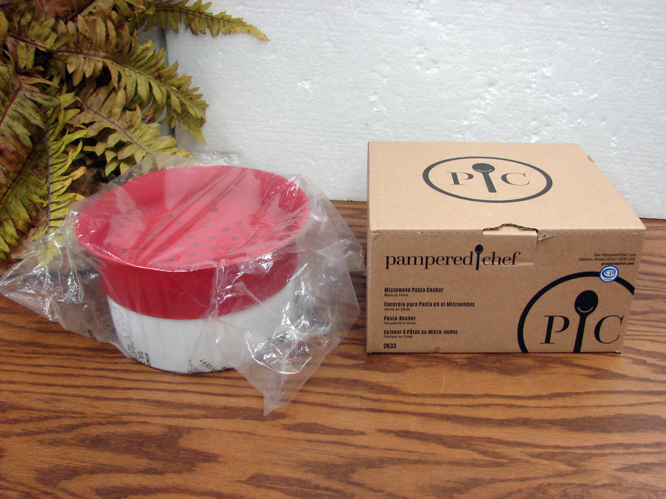 Brand New Pampered Chef Ceramic Pasta Cooker Bowl Red Silicone Lid #2633