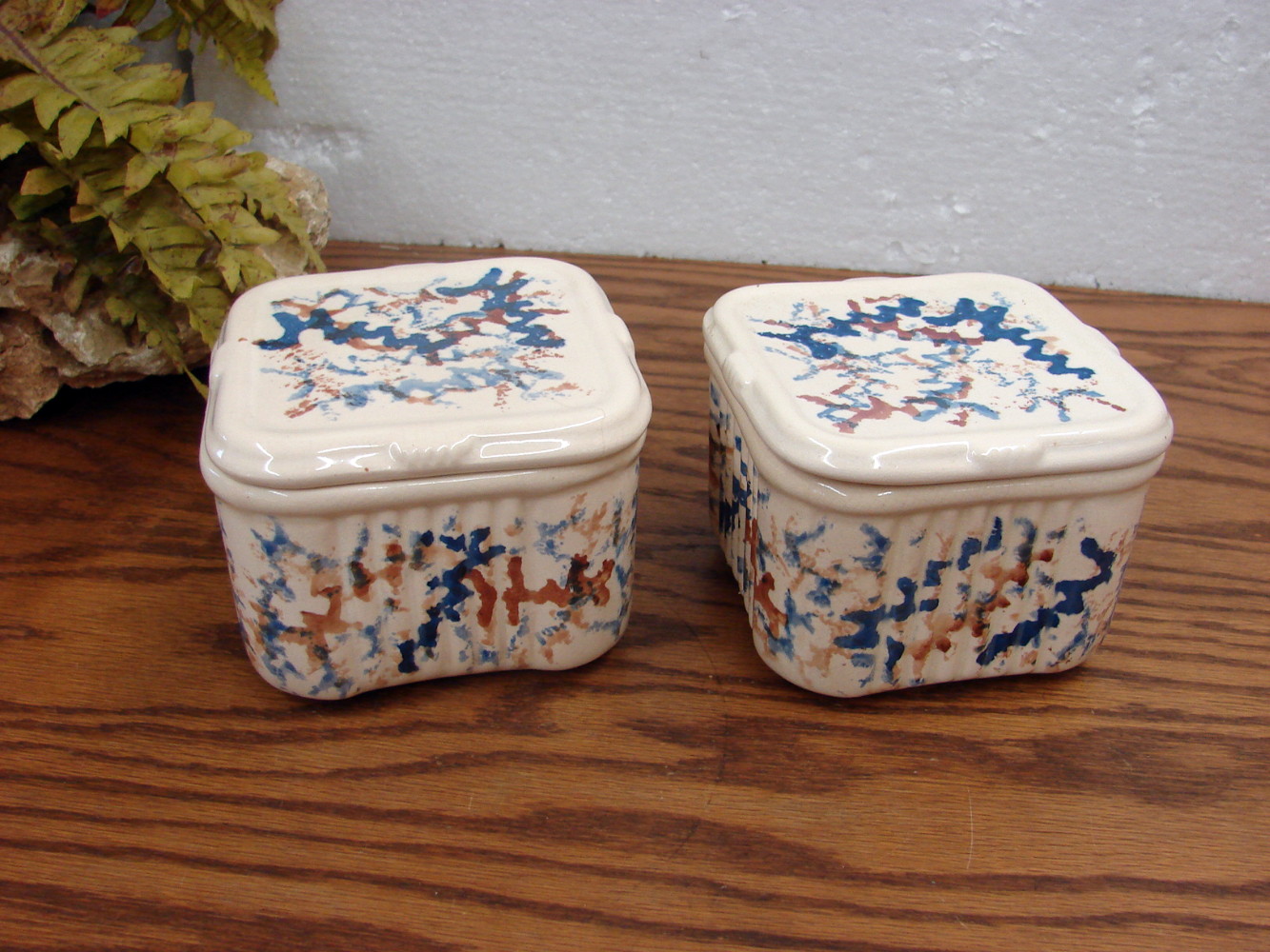 Set/2 Vintage Pottery Seaweed Spongeware Refrigerator Dish Square w/ Lid Ribbed Red Blue