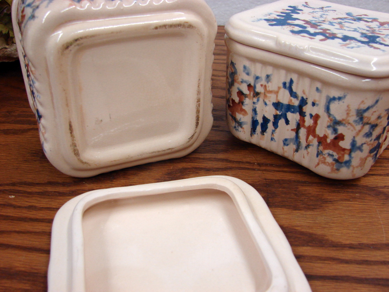 Set/2 Vintage Pottery Seaweed Spongeware Refrigerator Dish Square w/ Lid Ribbed Red Blue - Image 3