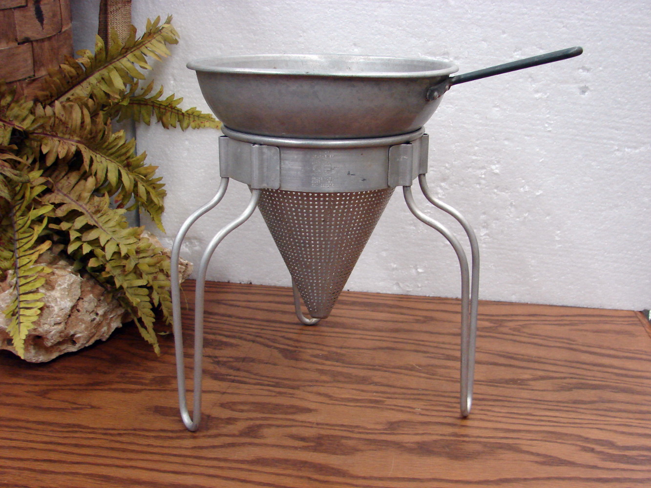 Vintage No. 462 Wear-Ever Aluminum Colander Strainer Chinois Sieve w/ Matching 3 Leg Stand