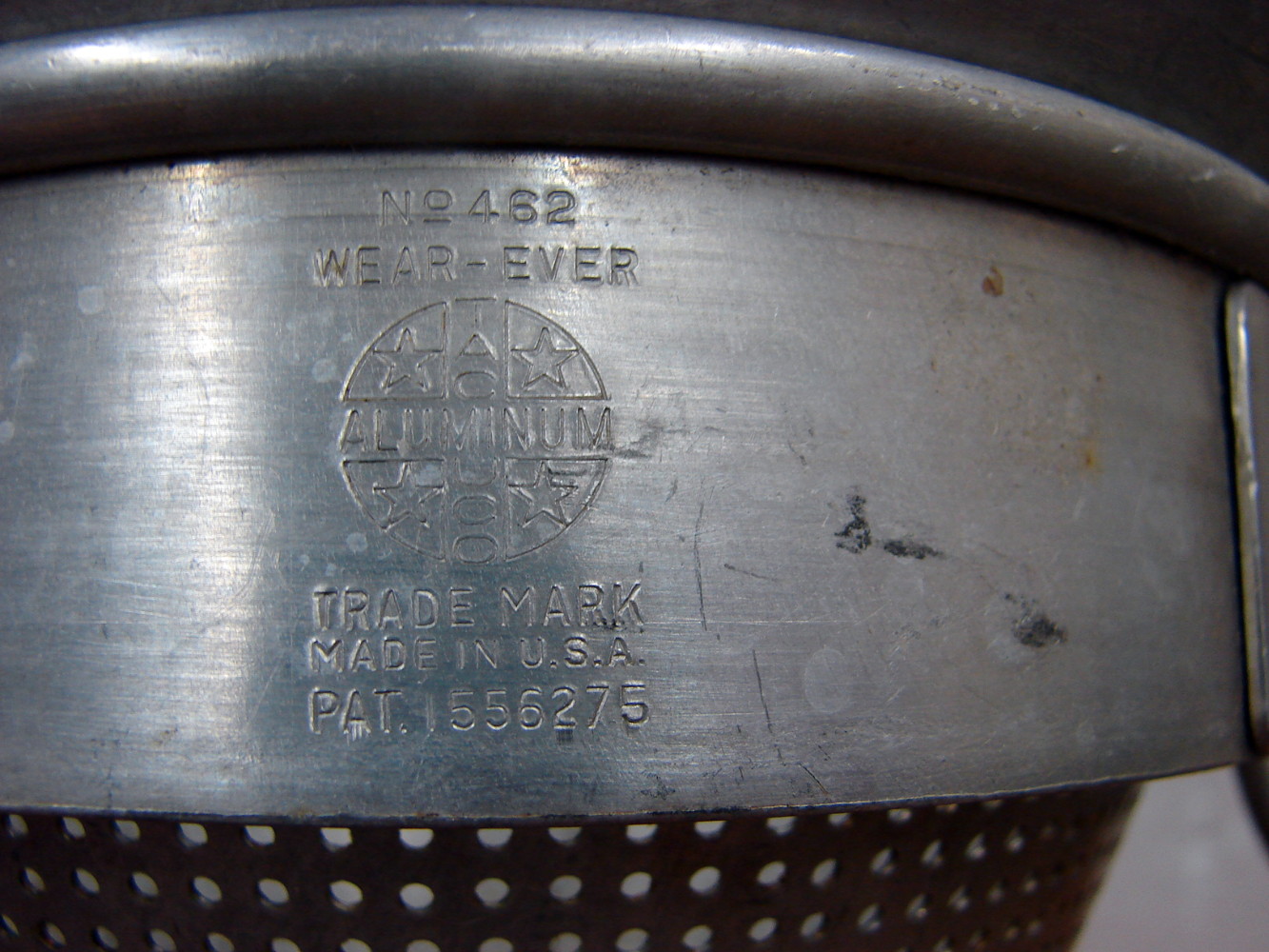 Vintage No. 462 Wear-Ever Aluminum Colander Strainer Chinois Sieve w/ Matching 3 Leg Stand - Image 2