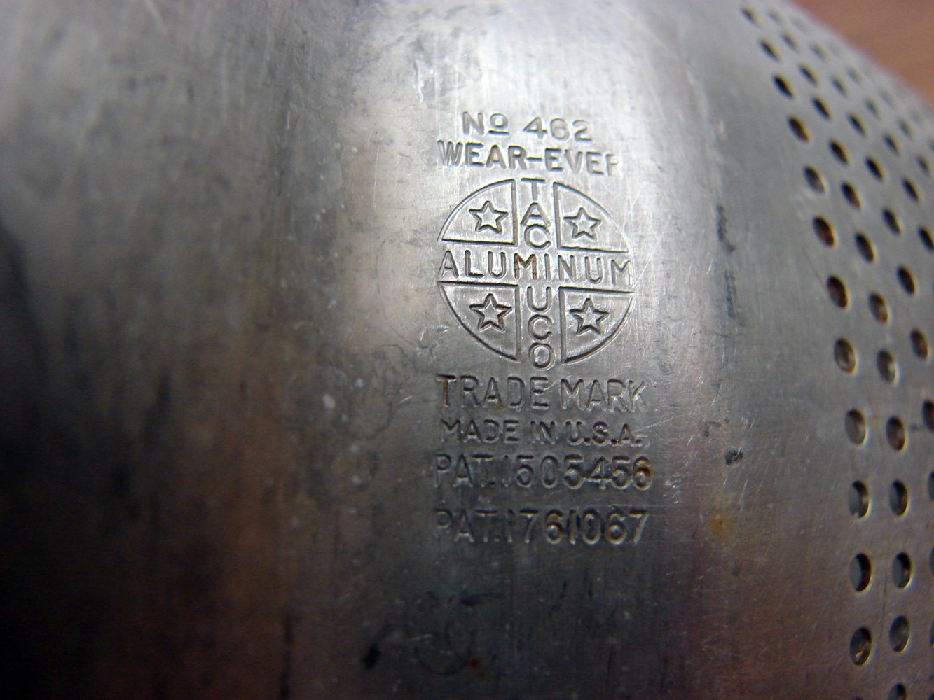 Vintage No. 462 Wear-Ever Aluminum Colander Strainer Chinois Sieve w/ Matching 3 Leg Stand - Image 3