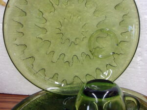 Service for 4 Vintage Indiana Glass Olive Avocado Sunburst Snack Set 4 Plates 4 Cups