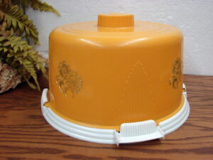 Vintage Retro MCM Butterscotch Plastic Cake Storage Lock Lift #600 Gold Daisy
