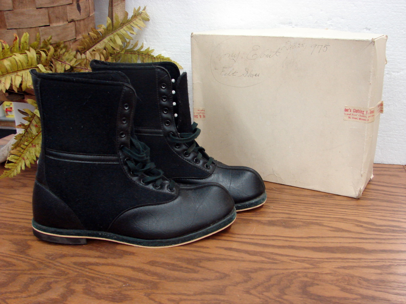 Vintage Mens Size 9 Wool Felt Lace Up Dress Boots Step-A-Long Soles in Original Box