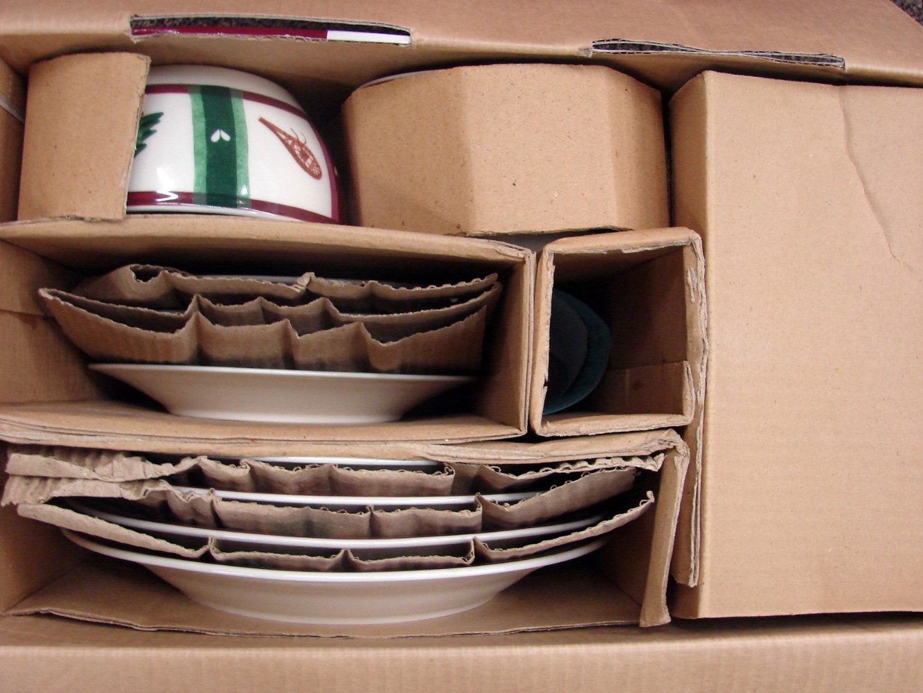 Brand New in Box Pfaltzgraff Snow Bear 16 pc Dinnerware Set Plates Mugs Bowls Service for 4 - Image 4