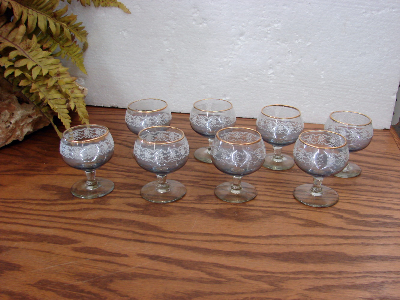 Set/8 Purple Blue Tint Vintage Sherry Cordial Liquor Set Etched Daisy Chain Gold Rim - Image 2